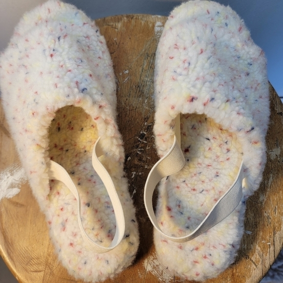 Old Navy sherpa slides multi-colored, with elastic. Size 10 - Picture 9 of 11